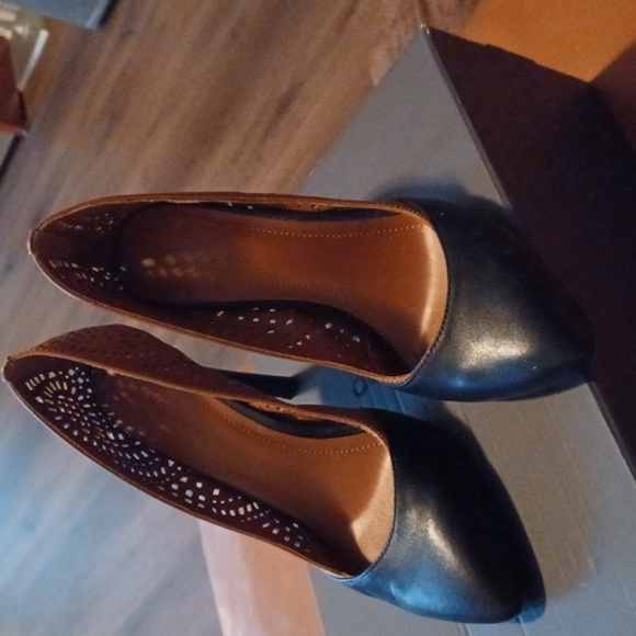 🌺BCBG Elegant Black and Brown Women's Heels - Picture 4 of 10